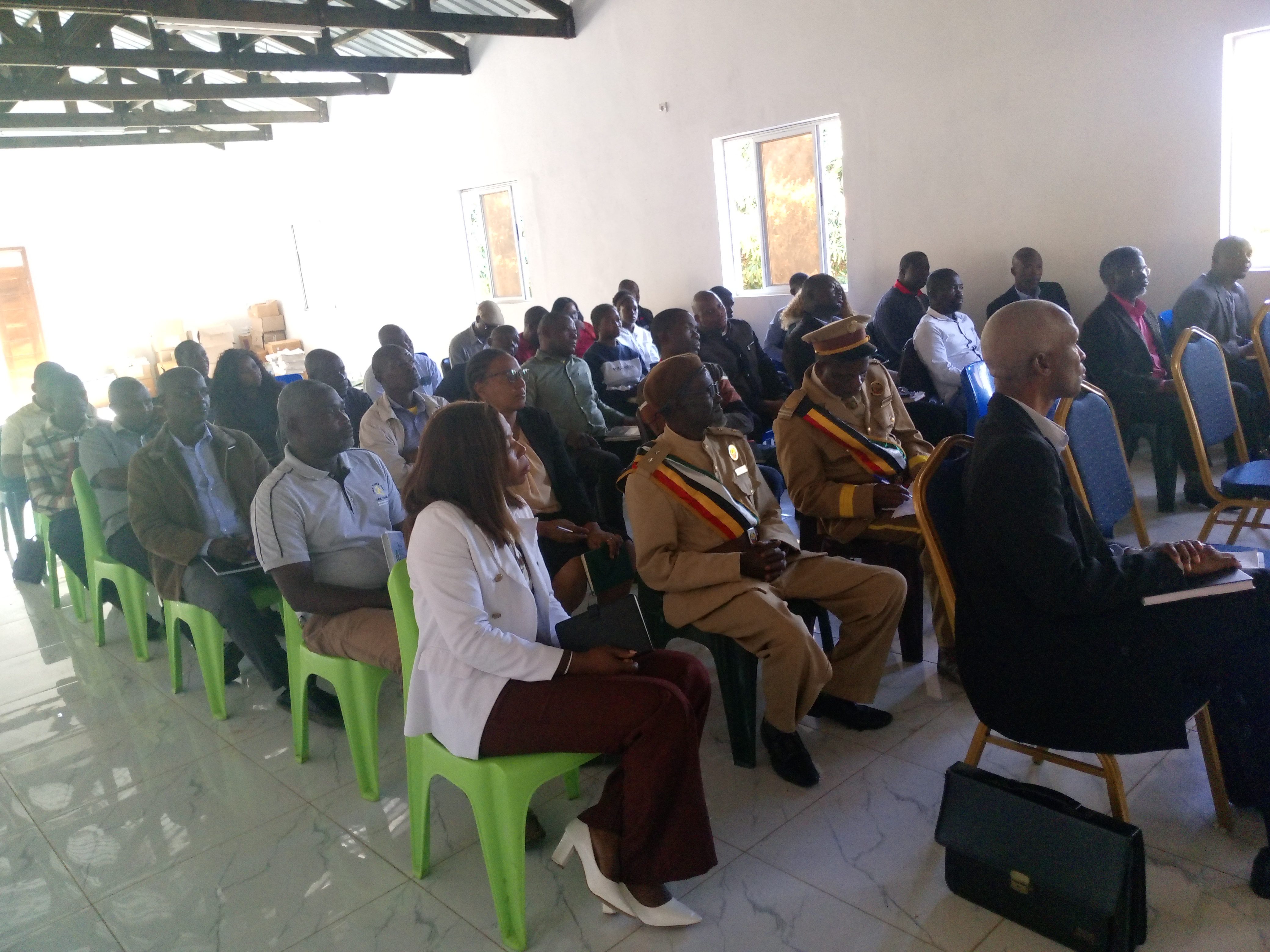 Sessão da Divulgação da EEAD 2023-2032 no Distrito de Homoine, Inhambane, com participação de directores,gestores do PESD, Tutores, estudantes e líderes comunitários
